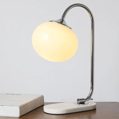 WeichesLeuchten: Elegante Tischlampe mit rundem Glas und sanftem, warmem Licht