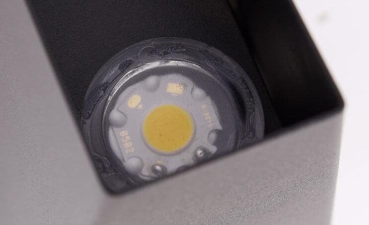Trapezförmige Außenwandleuchte Mit Zwei LEDs