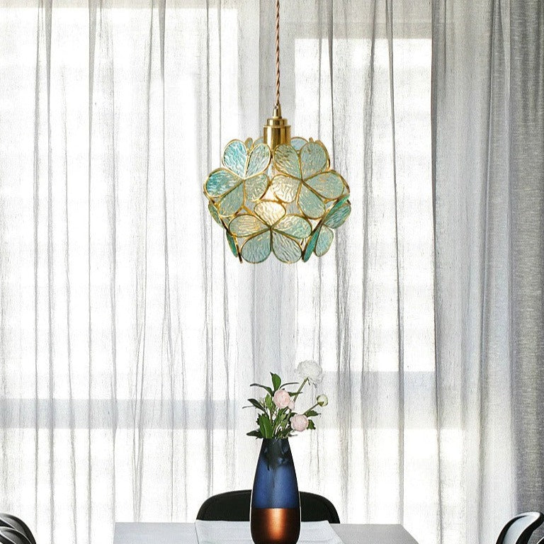 Petal-Glühe: Elegante Pendelleuchte mit blütenförmigen Glaselementen