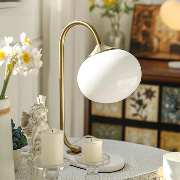 WeichesLeuchten: Elegante Tischlampe mit rundem Glas und sanftem, warmem Licht