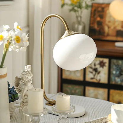 WeichesLeuchten: Elegante Tischlampe mit rundem Glas und sanftem, warmem Licht