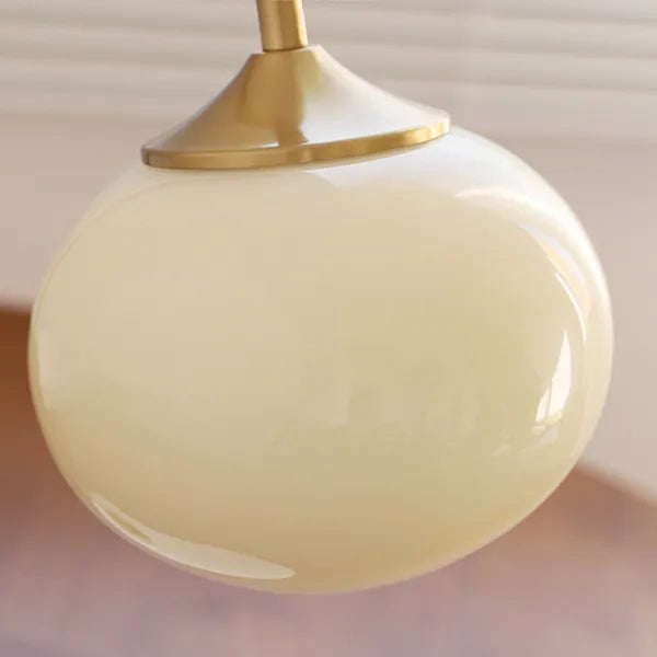 WeichesLeuchten: Elegante Tischlampe mit rundem Glas und sanftem, warmem Licht