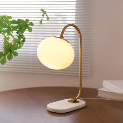 WeichesLeuchten: Elegante Tischlampe mit rundem Glas und sanftem, warmem Licht