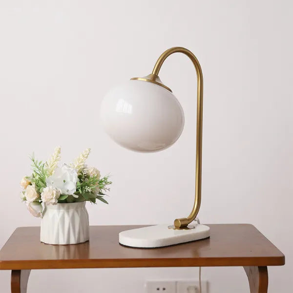 WeichesLeuchten: Elegante Tischlampe mit rundem Glas und sanftem, warmem Licht