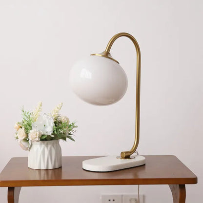 WeichesLeuchten: Elegante Tischlampe mit rundem Glas und sanftem, warmem Licht