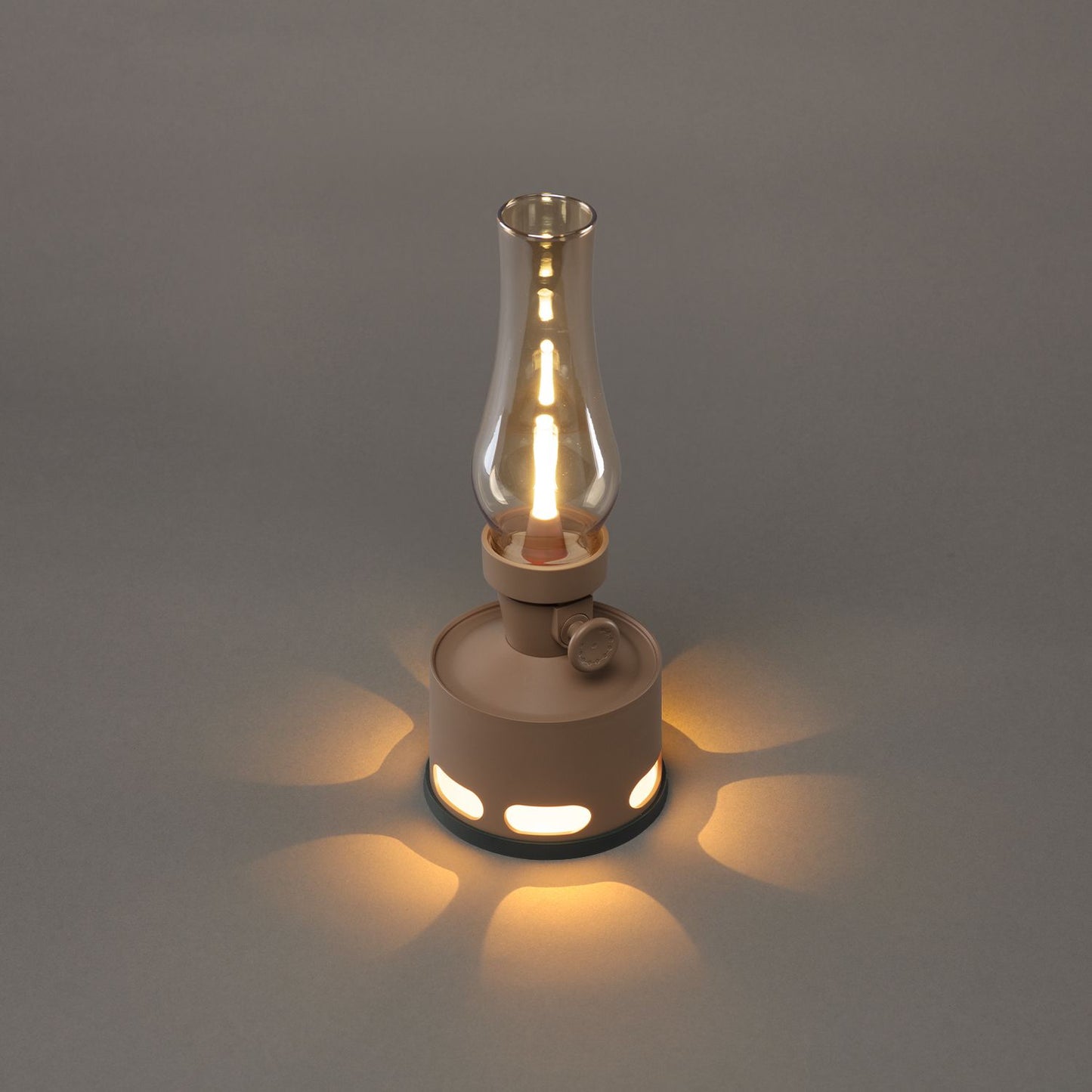 LaternenLeuchten: Vintage-inspirierte LED-Laterne mit warmem, flackerndem Licht