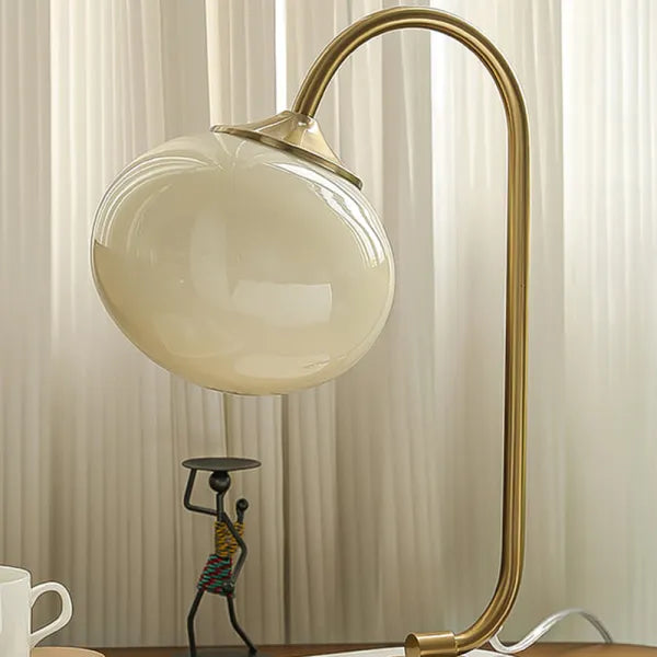 WeichesLeuchten: Elegante Tischlampe mit rundem Glas und sanftem, warmem Licht