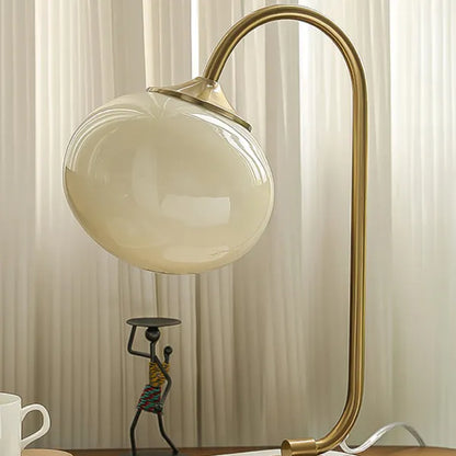 WeichesLeuchten: Elegante Tischlampe mit rundem Glas und sanftem, warmem Licht