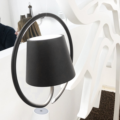 LumiTragen: Tragbare, wiederaufladbare LED pendelleuchte mit minimalistischem Entwurf