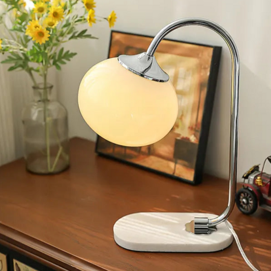WeichesLeuchten: Elegante Tischlampe mit rundem Glas und sanftem, warmem Licht