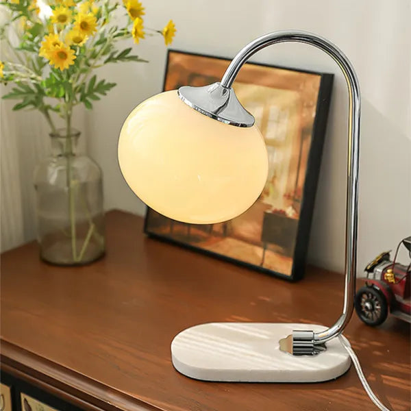 WeichesLeuchten: Elegante Tischlampe mit rundem Glas und sanftem, warmem Licht