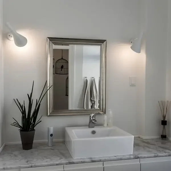 ArcusStrahl: Minimalistische LED-Tischlampe mit Elegantem Bogen