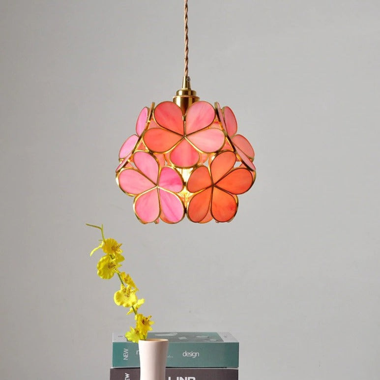Petal-Glühe: Elegante Pendelleuchte mit blütenförmigen Glaselementen