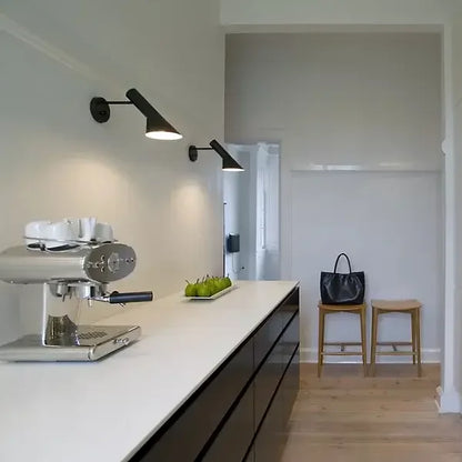 ArcusStrahl: Minimalistische LED-Tischlampe mit Elegantem Bogen