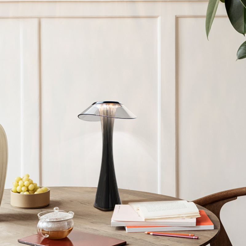 KristallBlüte: Kristallförmige LED Tischlampe