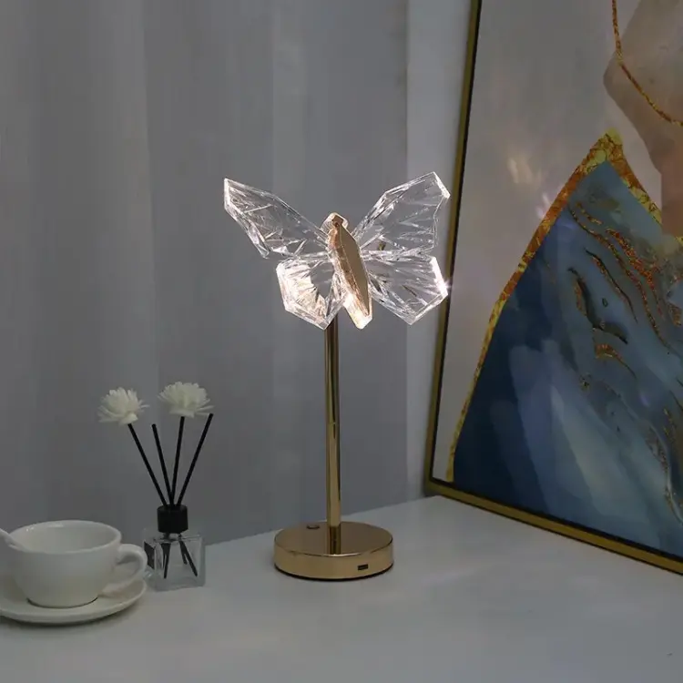 Kristallflügel: Schmetterlingsförmige Kristall-Tischlampe