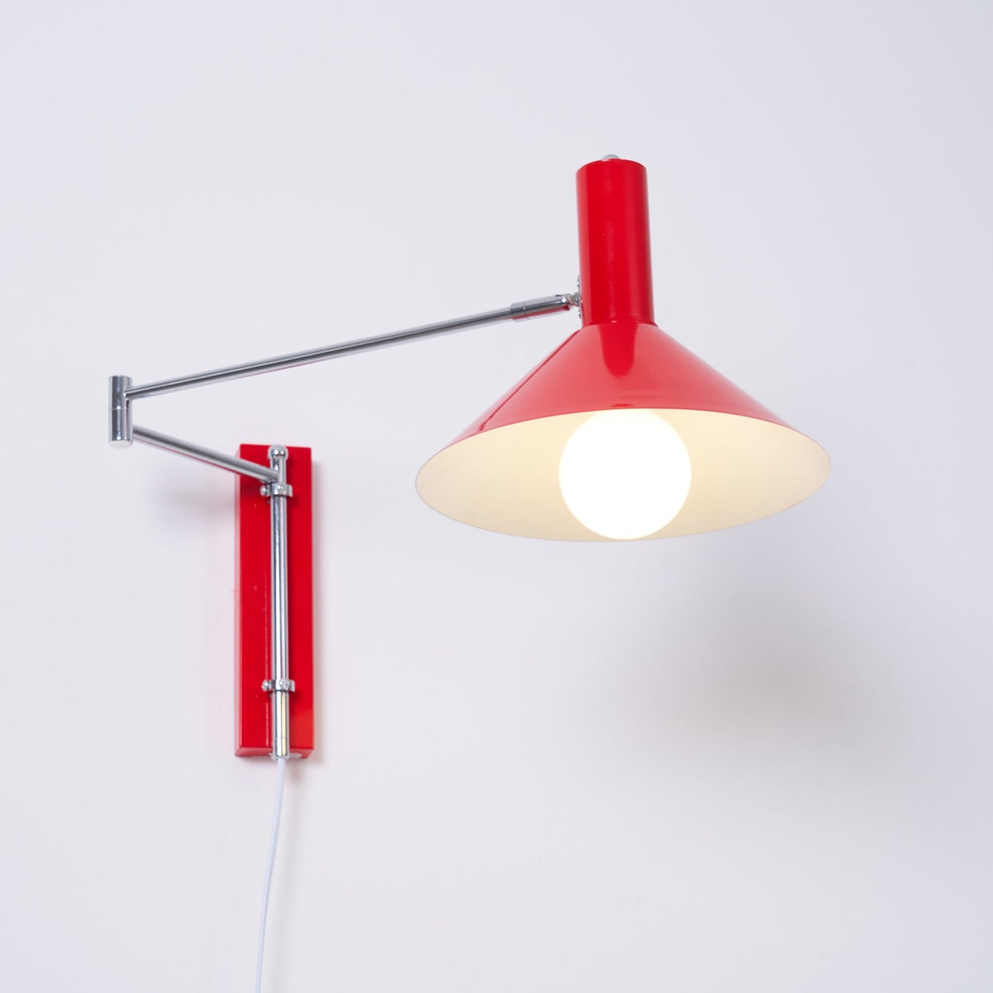 Moderne Platzsparende Steckwandleuchte