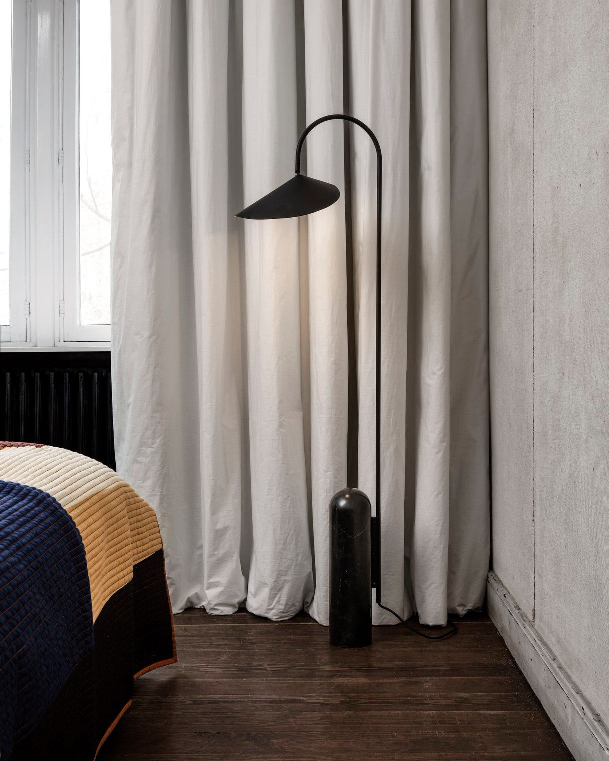 Minimalistische Bogenstehlampe