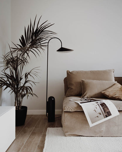 Minimalistische Bogenstehlampe