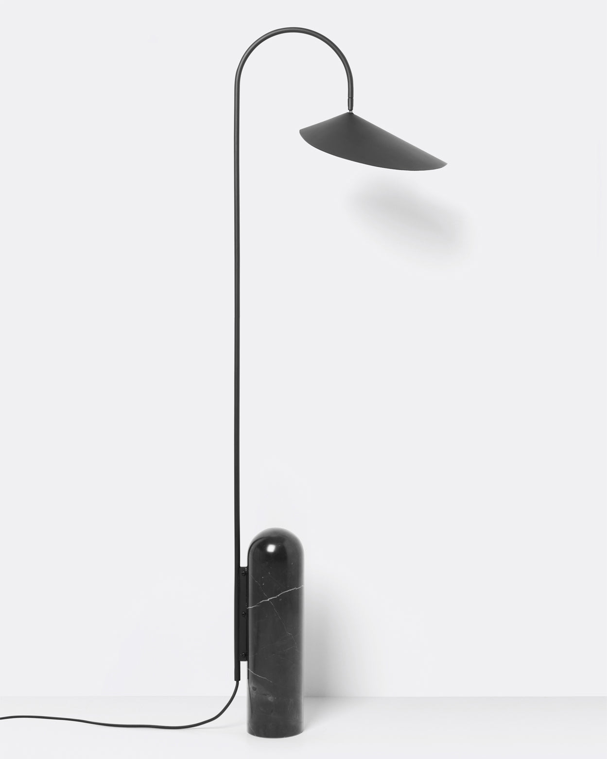 Minimalistische Bogenstehlampe