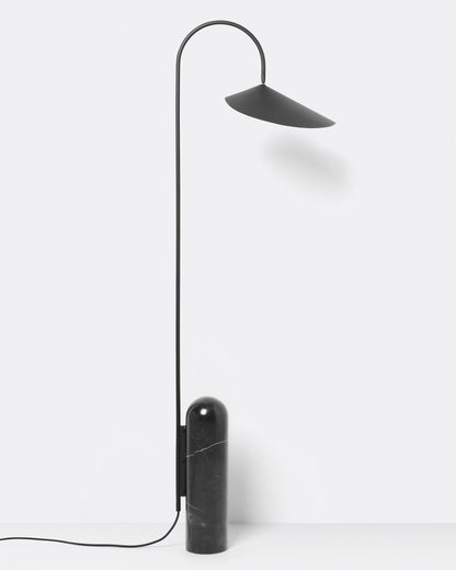 Minimalistische Bogenstehlampe