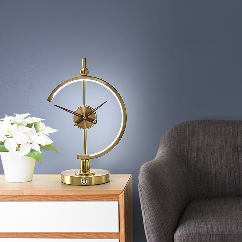 Vintage Inspirierte LED Tischlampe Mit Klassischer Uhr