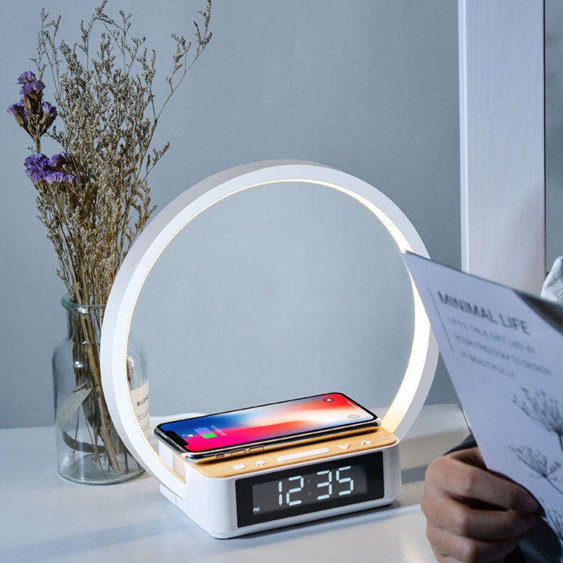 Minimalistische Runde Tischlampe Mit LED Wecker Und Kabelloser Aufladung