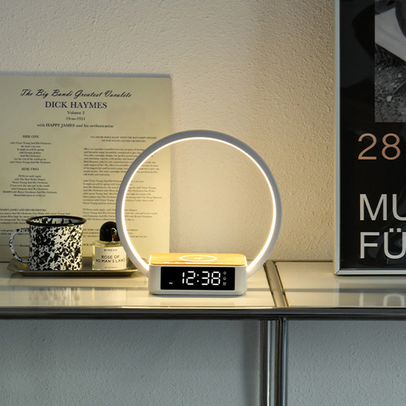 Minimalistische Runde Tischlampe Mit LED Wecker Und Kabelloser Aufladung