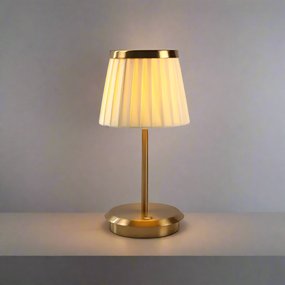 KöniglicherGlanz: Klassische Tischlampe mit Zeitlosem Charme