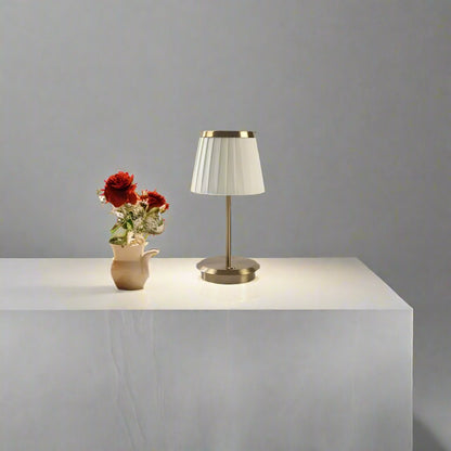 KöniglicherGlanz: Klassische Tischlampe mit Zeitlosem Charme