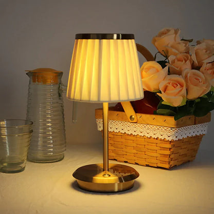 KöniglicherGlanz: Klassische Tischlampe mit Zeitlosem Charme