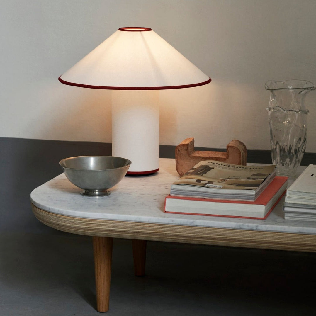 KristallLeuchten: Elegante Tischlampe mit funkelndem Kristall-Effekt
