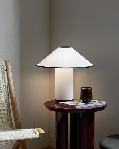 KristallLeuchten: Elegante Tischlampe mit funkelndem Kristall-Effekt