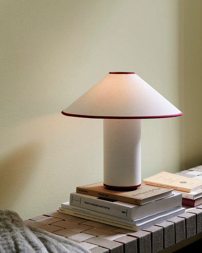 KristallLeuchten: Elegante Tischlampe mit funkelndem Kristall-Effekt