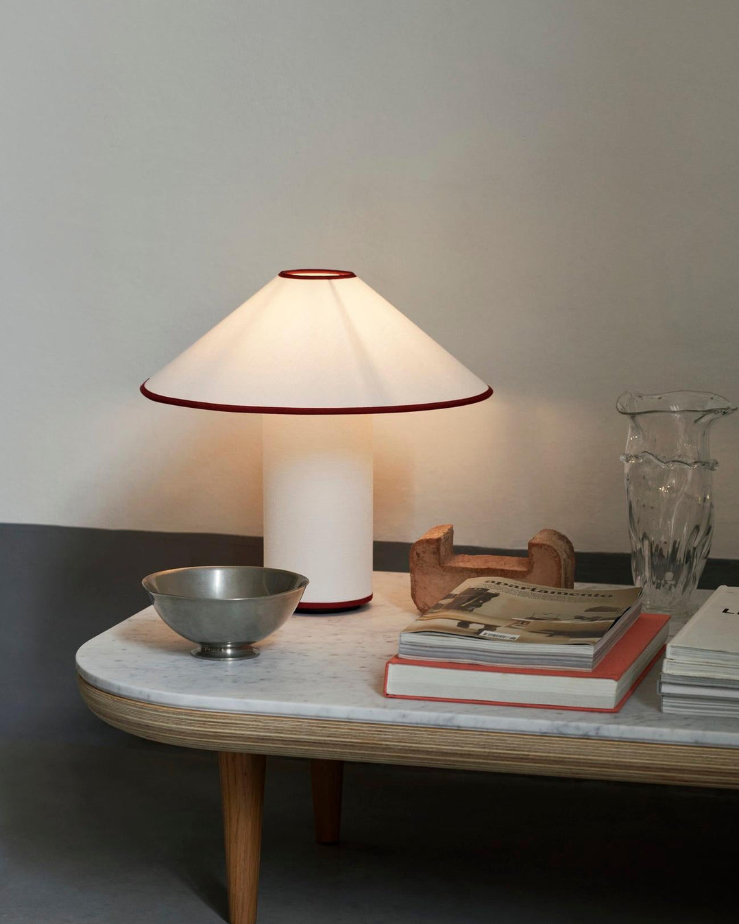 KristallLeuchten: Elegante Tischlampe mit funkelndem Kristall-Effekt