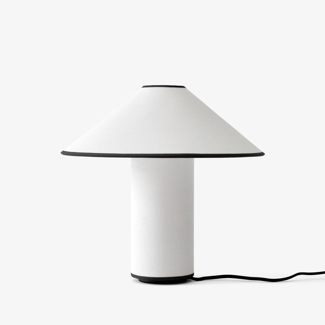 KristallLeuchten: Elegante Tischlampe mit funkelndem Kristall-Effekt