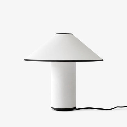 KristallLeuchten: Elegante Tischlampe mit funkelndem Kristall-Effekt