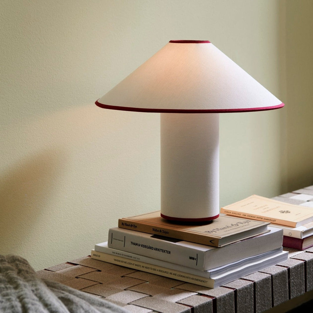 KristallLeuchten: Elegante Tischlampe mit funkelndem Kristall-Effekt