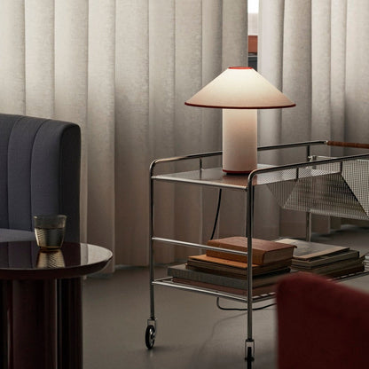 KristallLeuchten: Elegante Tischlampe mit funkelndem Kristall-Effekt