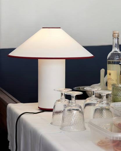 KristallLeuchten: Elegante Tischlampe mit funkelndem Kristall-Effekt
