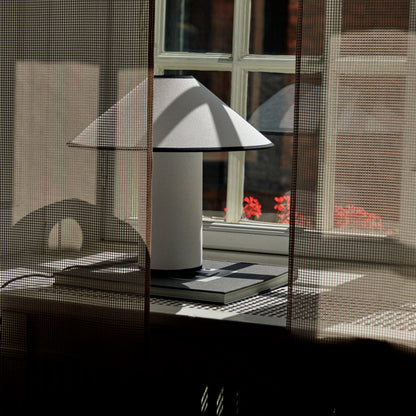 KristallLeuchten: Elegante Tischlampe mit funkelndem Kristall-Effekt