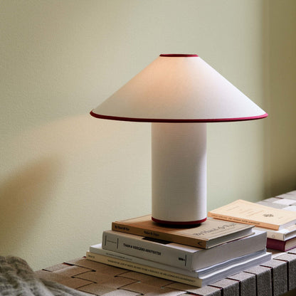 KristallLeuchten: Elegante Tischlampe mit funkelndem Kristall-Effekt
