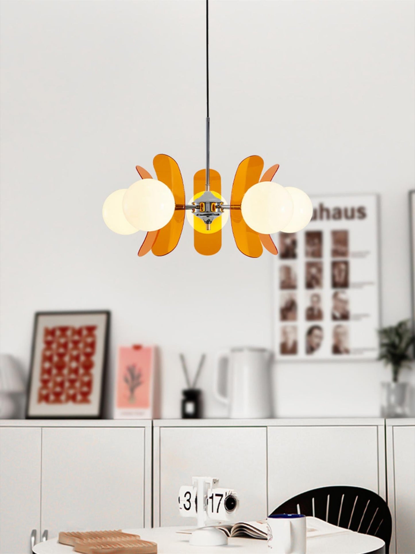 Modernes Pendelleuchte Mit Farbakzenten Aus Der Mitte Des Jahrhunderts