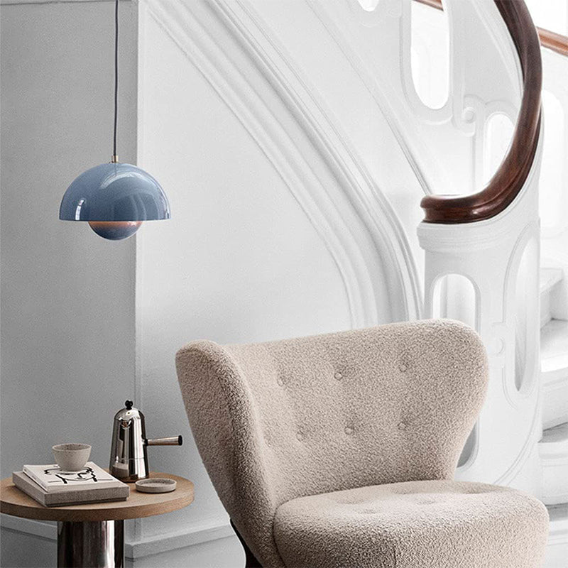 AuroraKugel: Eine schwebende Pendelleuchte mit sanftem, kugelförmigem Licht