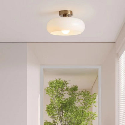 BernsteinSphäre: Runde Deckenleuchte mit warm getöntem Glas