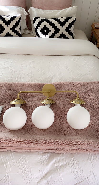 Runde Vintage Wandleuchte Mit Blumenförmiger Kappe