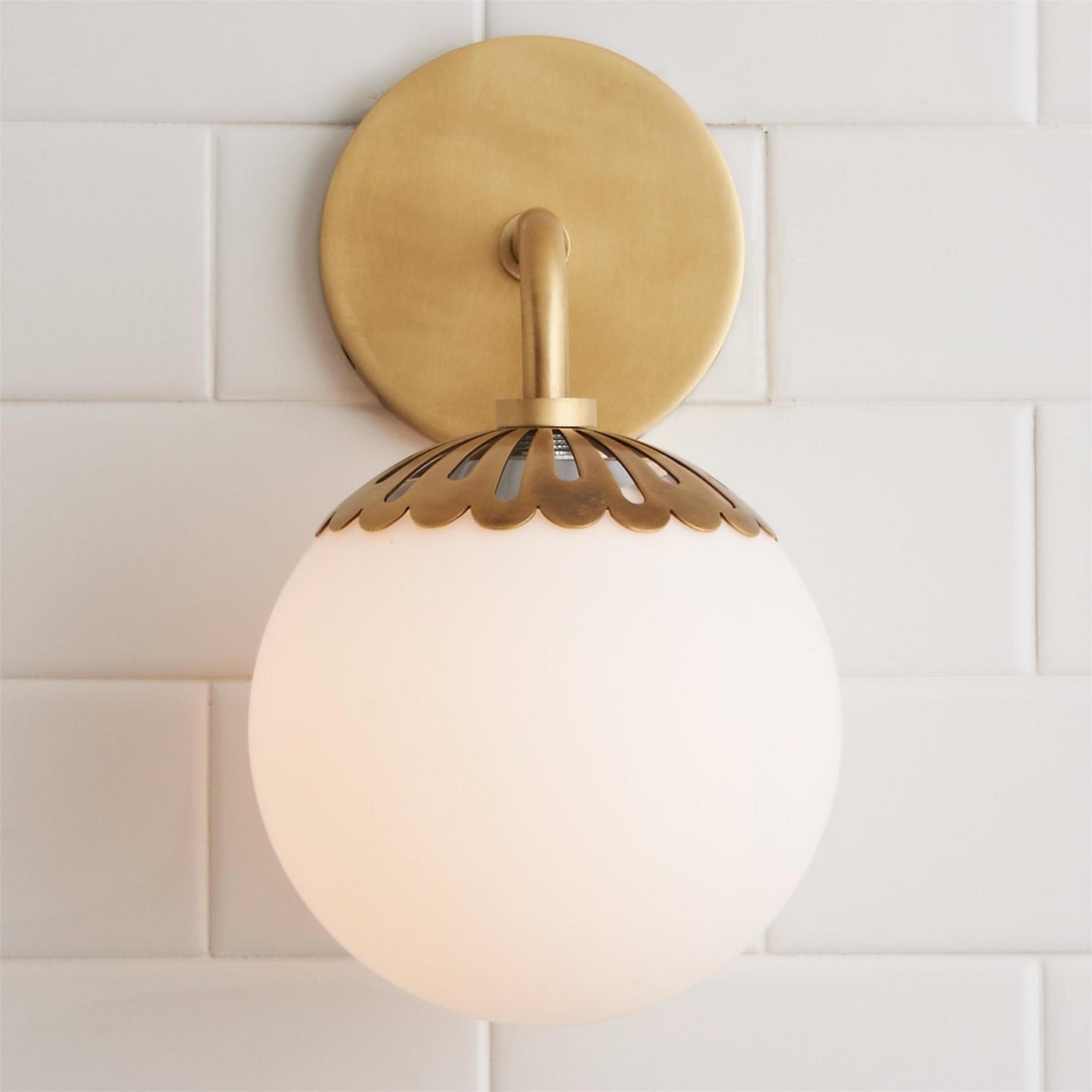 Runde Vintage Wandleuchte Mit Blumenförmiger Kappe