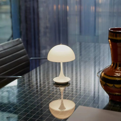 LumeAura: Elegante, wiederaufladbare Tischleuchte