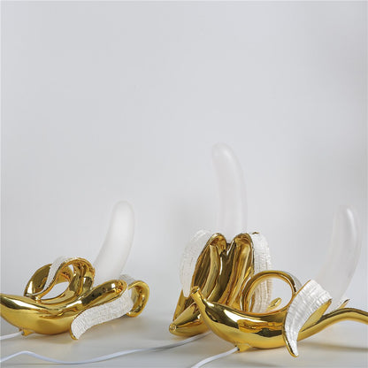 GildedSchälen: Verspielte Tischlampe in Bananenform mit Goldener Oberfläche