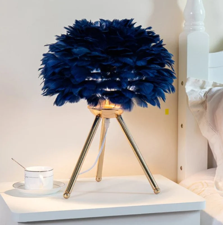 LunaPlume: Eine zarte Pendelleuchte, inspiriert von der Leichtigkeit schwebender Federn